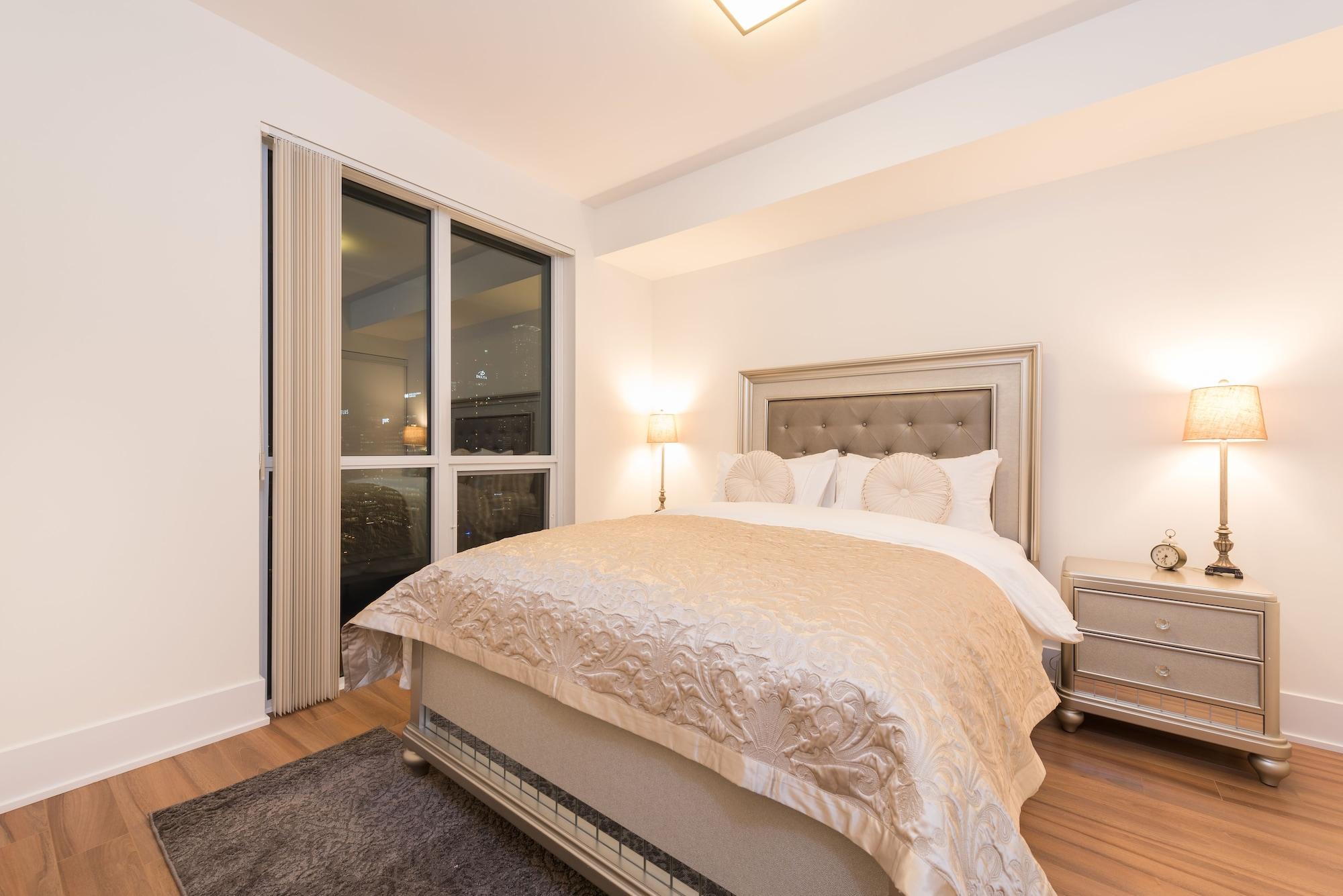 Grand Royal Condos - Cn Tower