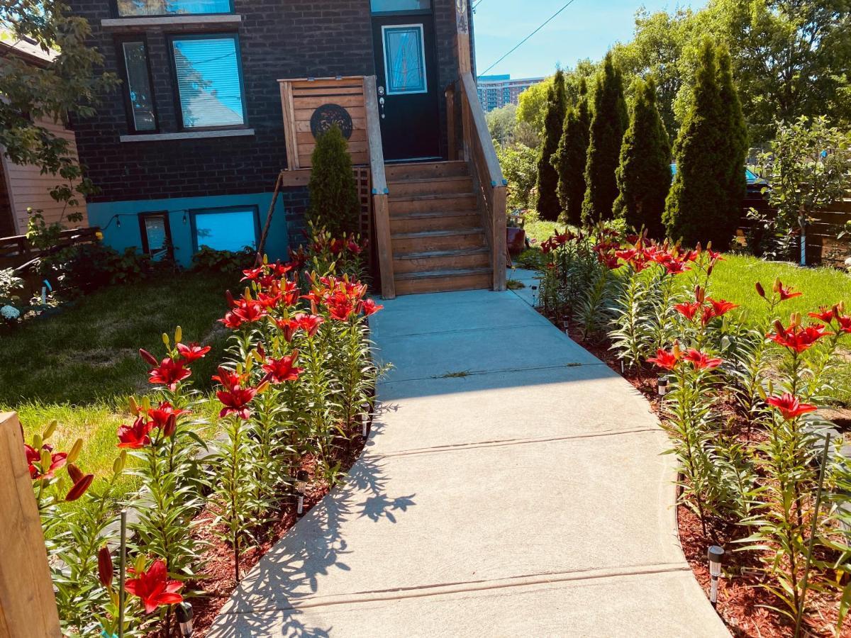 Signature 2 Bedrooms Apartment Space Share Toronto