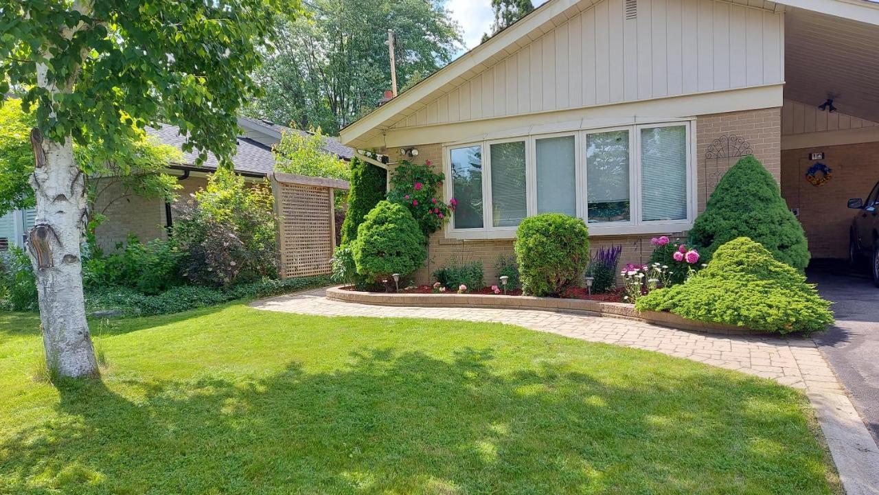 Private Close To Airport Pearson Apartment *