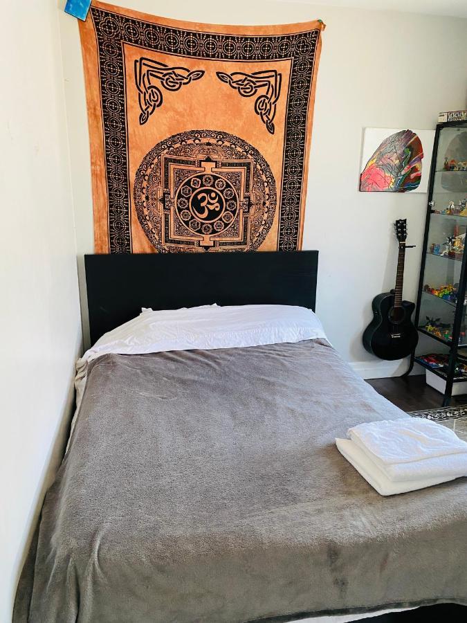 Signature 2 Bedrooms Apartment Space Share Toronto Toronto