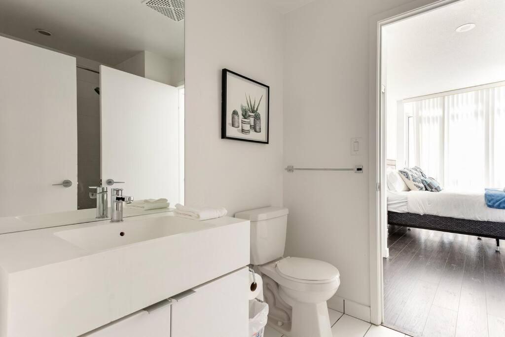 Luxury Downtown Lakeview & View Apartment