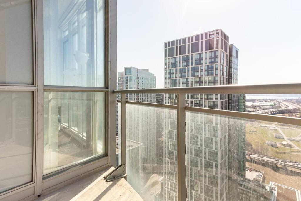Luxury Downtown Lakeview & View Toronto