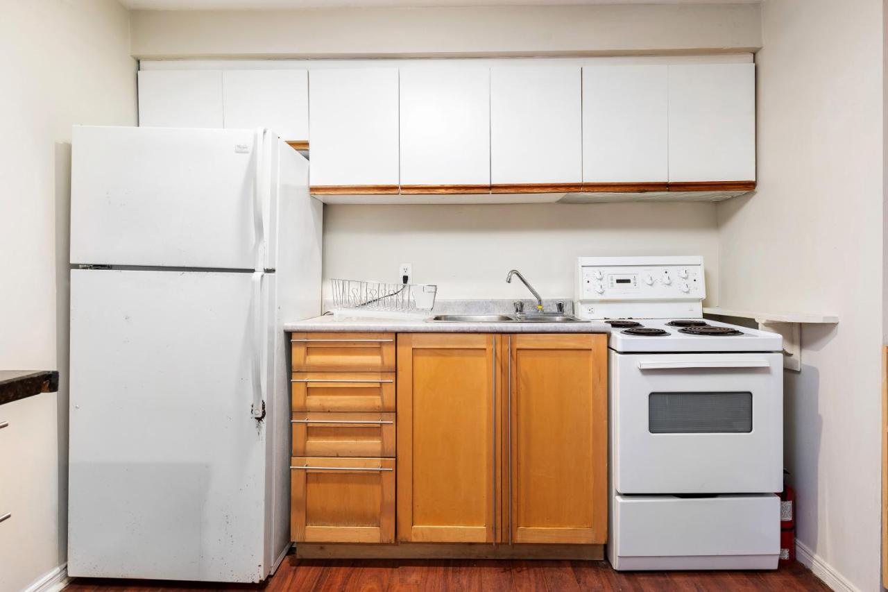 For Rent Beside U Of T Guest house *