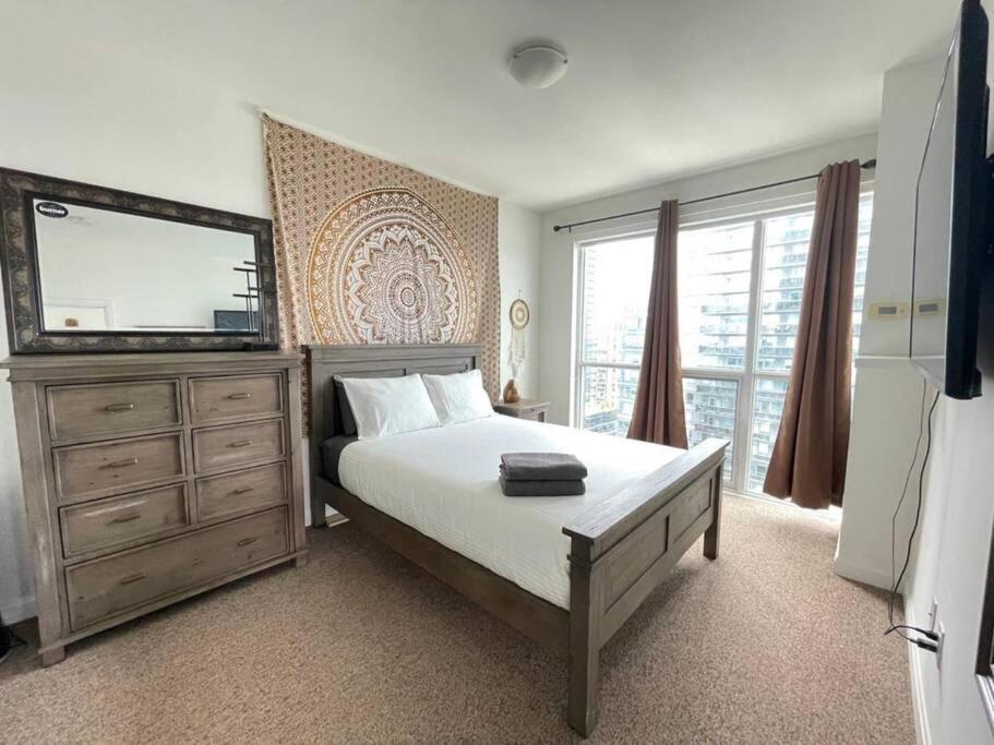 Cozy 2 Bedroom Boho North York Skyscraper Apartment