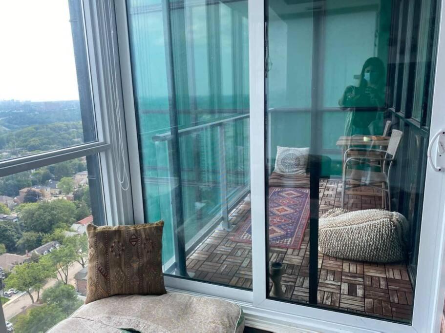 Cozy 2 Bedroom Boho North York Skyscraper