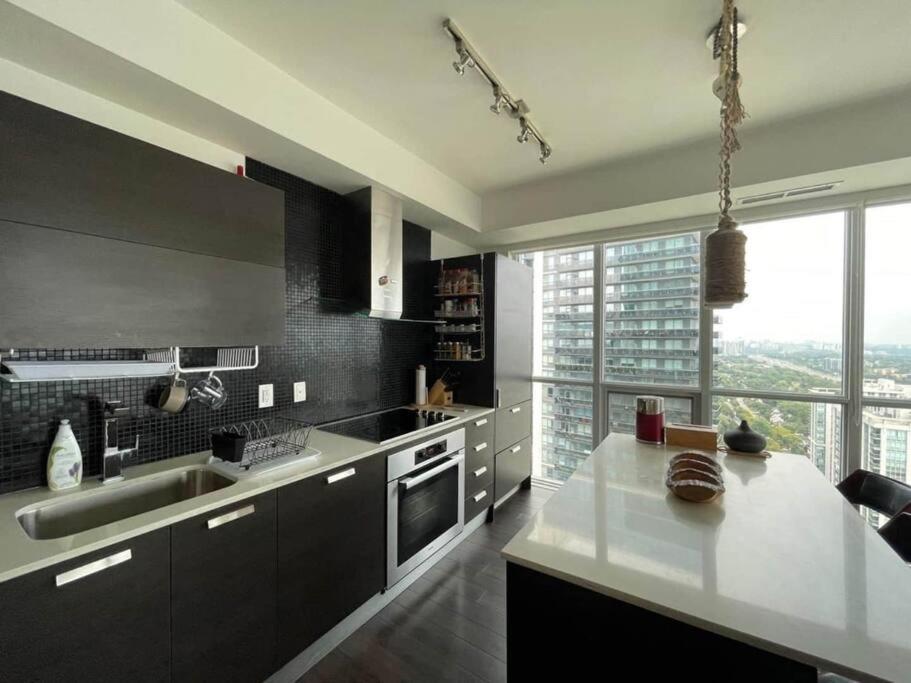 Cozy 2 Bedroom Boho North York Skyscraper