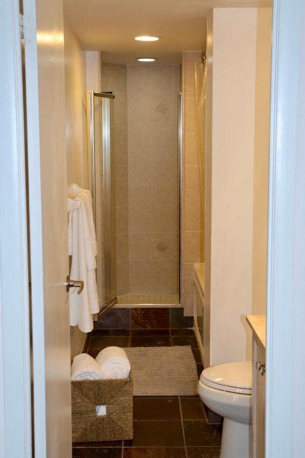 Apartment/2bedrooms/2 Full Bathrooms/free Parking Apartment Toronto