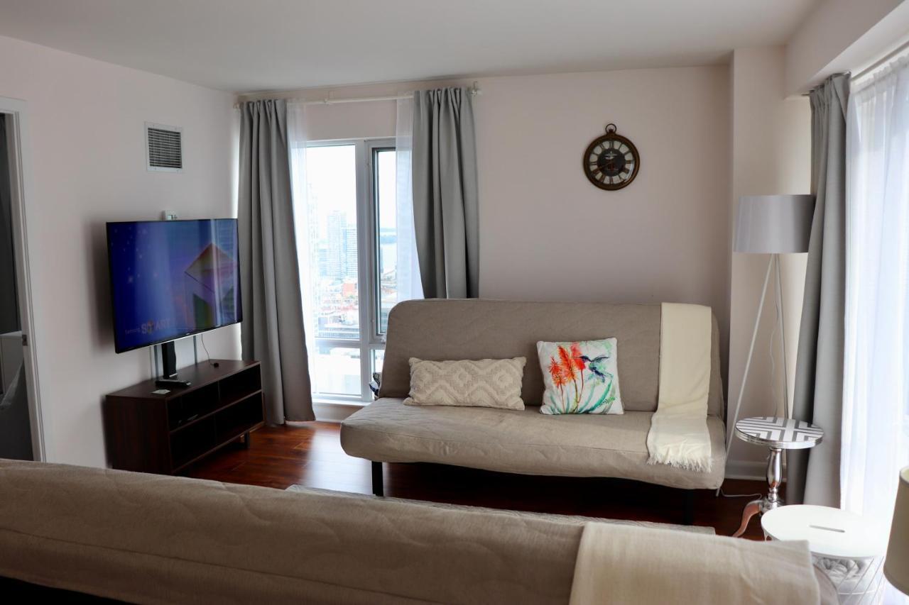 Apartment/2bedrooms/2 Full Bathrooms/free Parking * Toronto