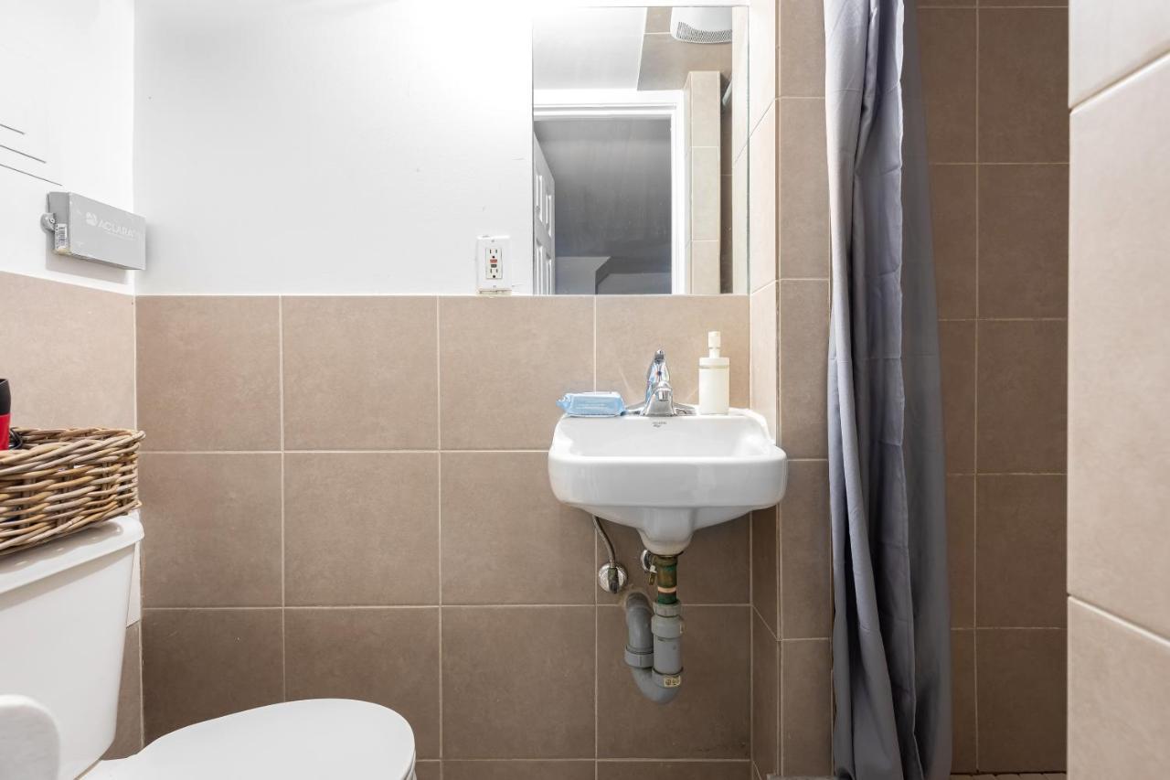Guest house For Rent Beside U Of T *