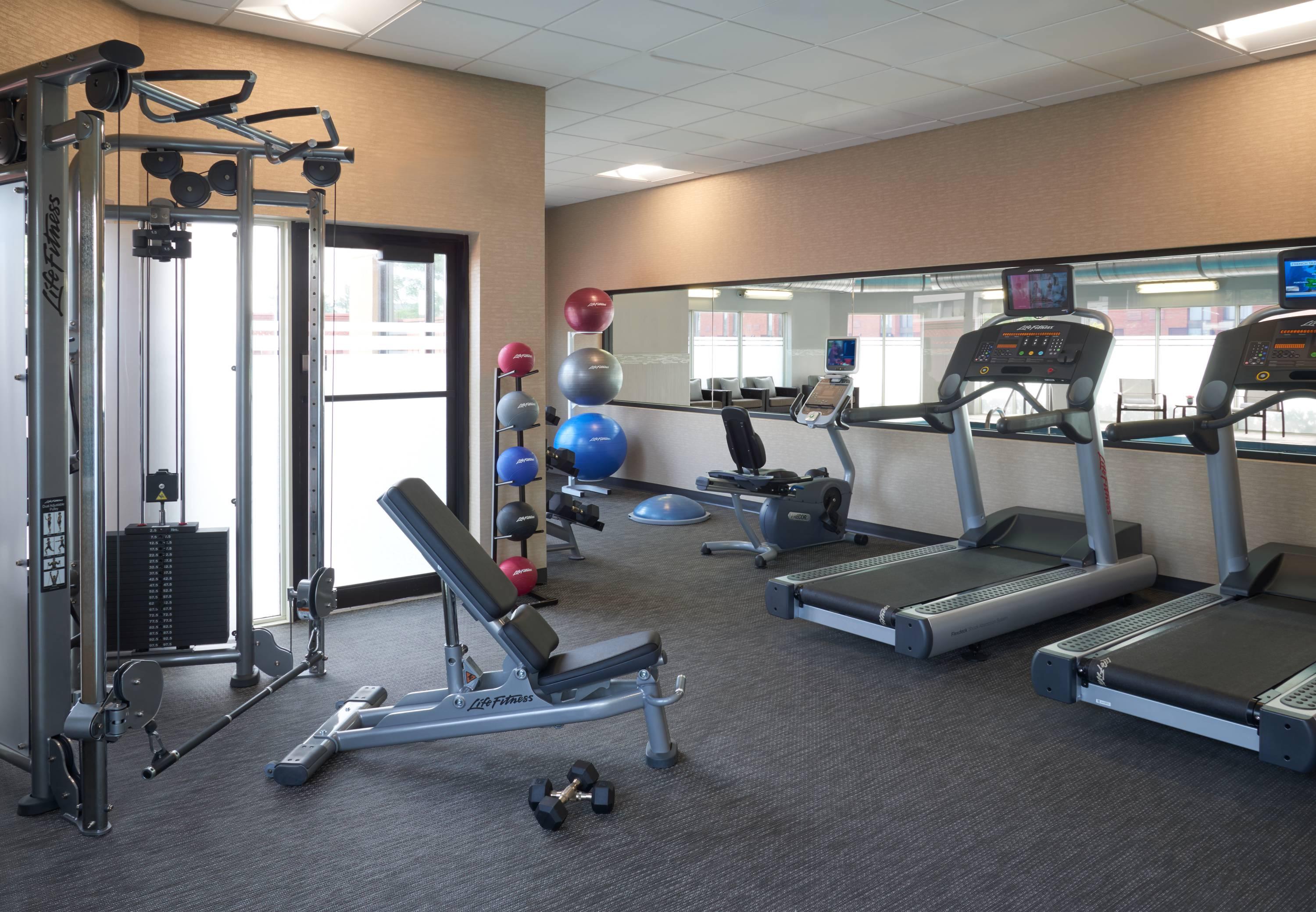 Courtyard By Marriott Airport