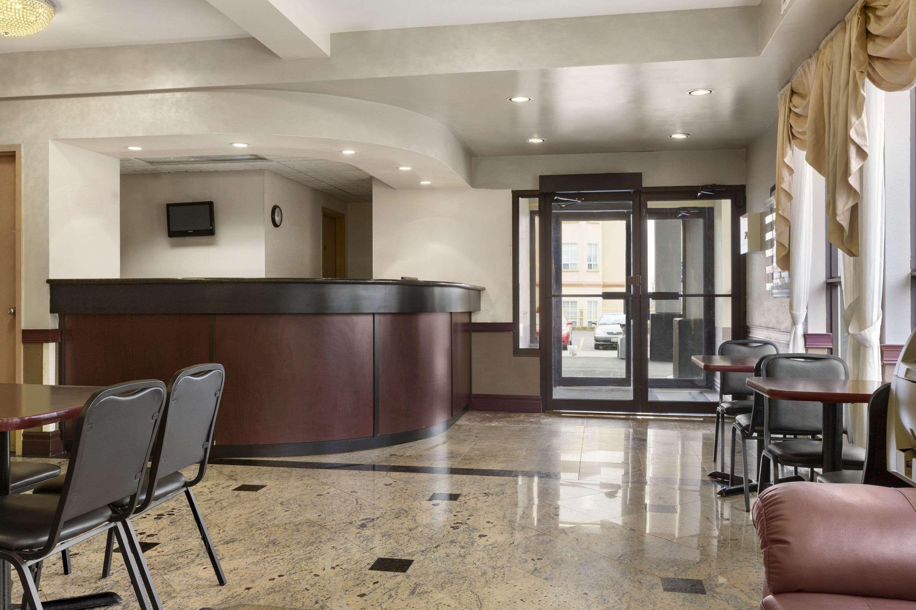 Hotel Days By Wyndham East Lakeview