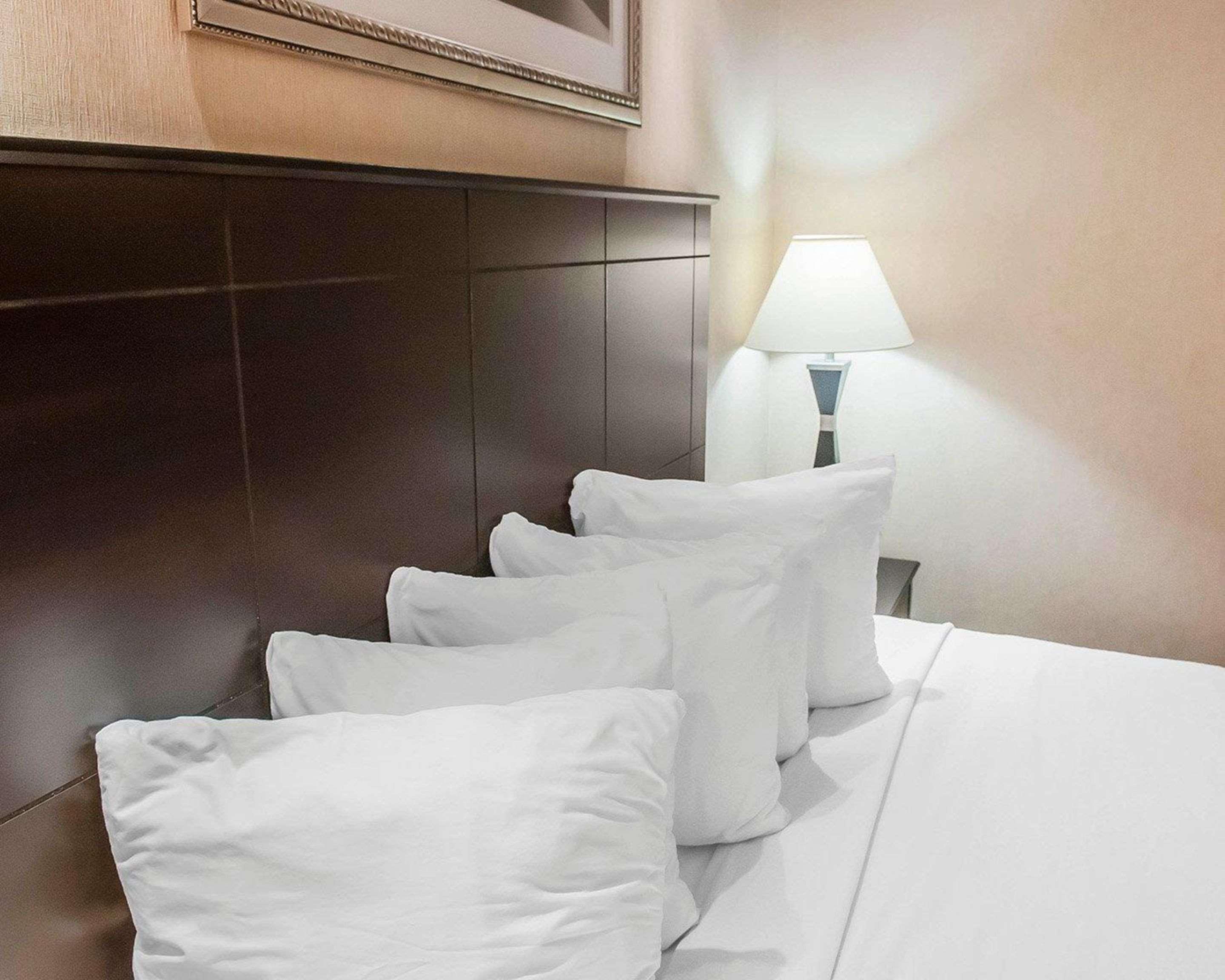 Econo & Downtown Hotel 2*