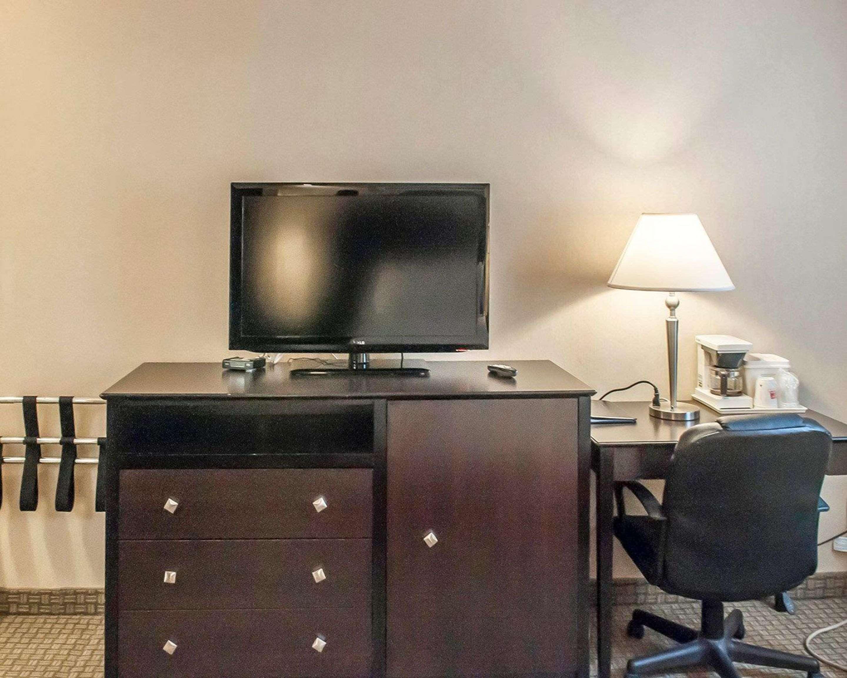 Econo & Downtown Hotel 2*