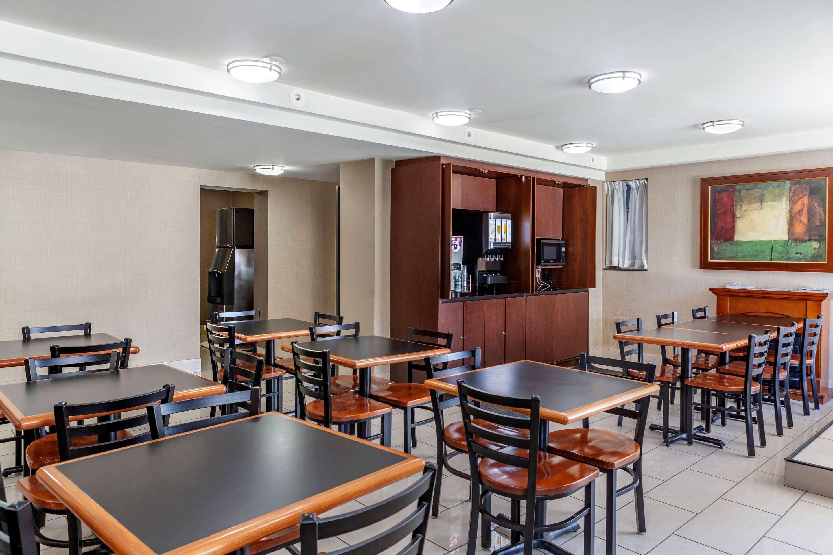 Hotel Econo & Downtown 2*