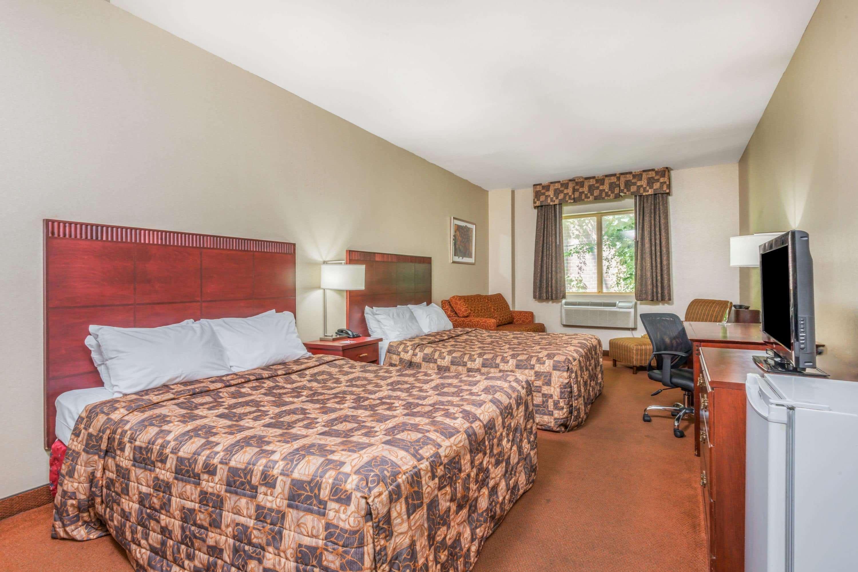 Howard Johnson By Wyndham Downtown West Toronto