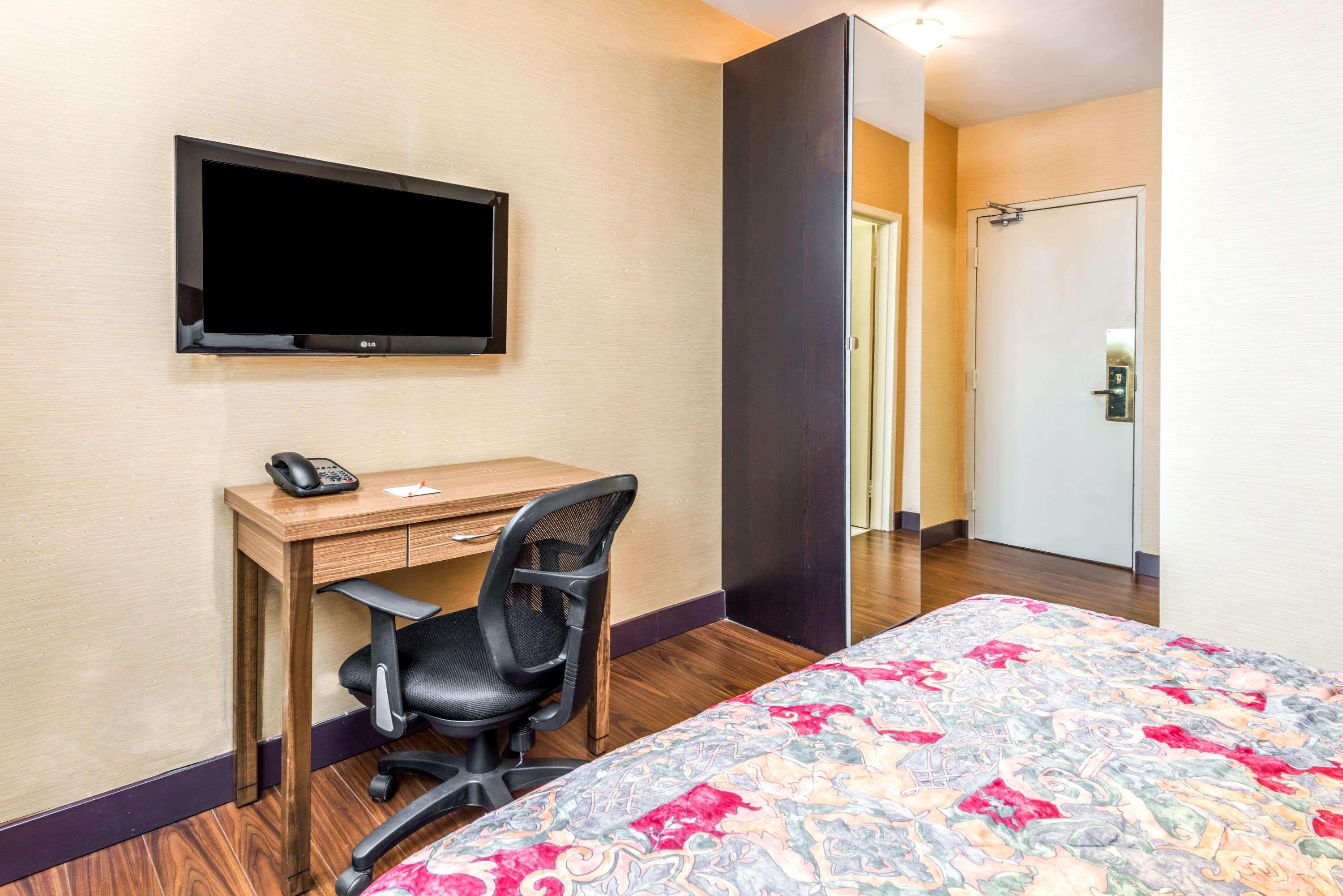 Hotel Howard Johnson By Wyndham Downtown West *