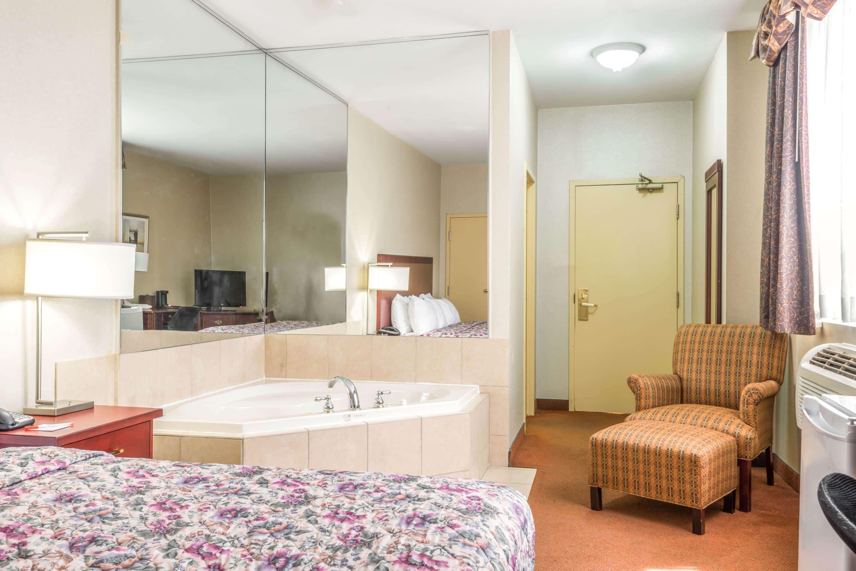 Howard Johnson By Wyndham Downtown West Hotel