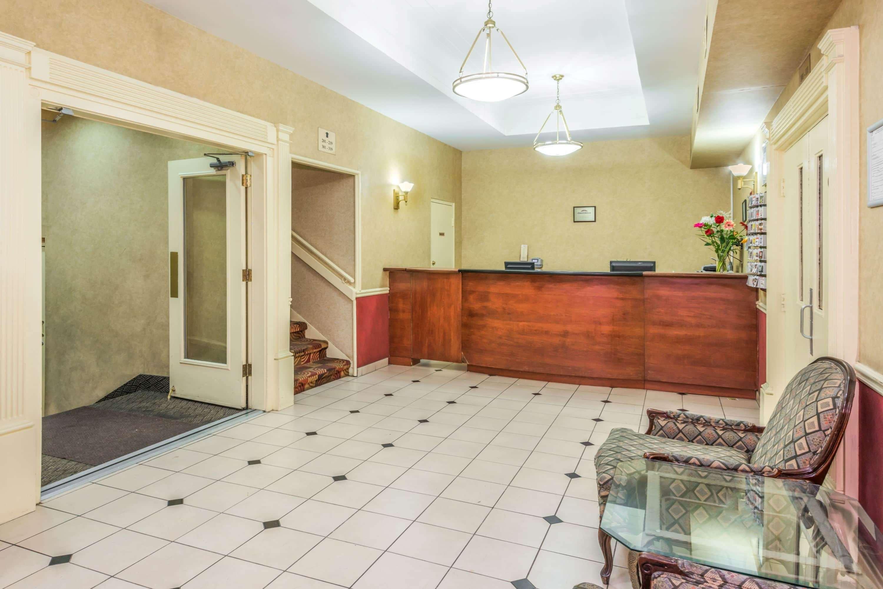 Howard Johnson By Wyndham Downtown West *