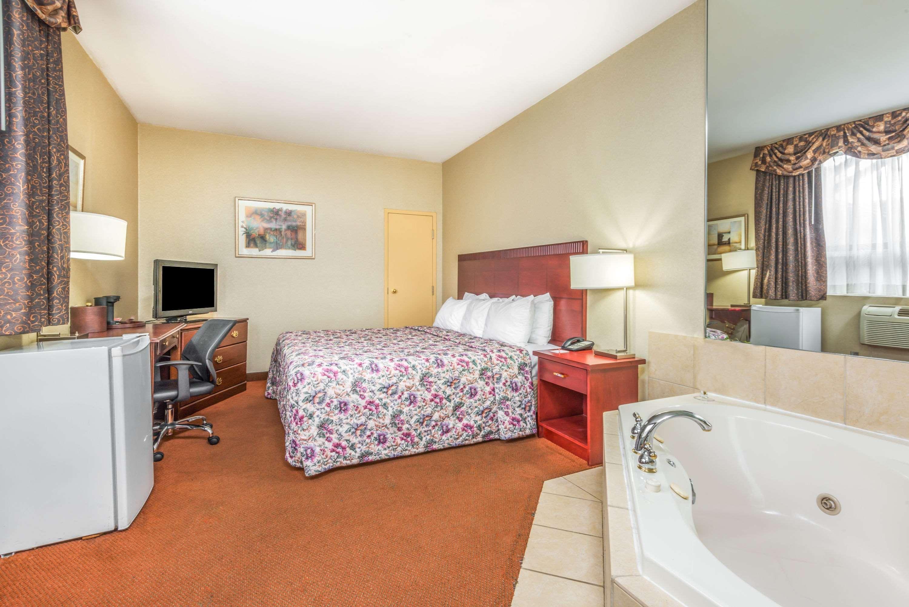 Howard Johnson By Wyndham Downtown West