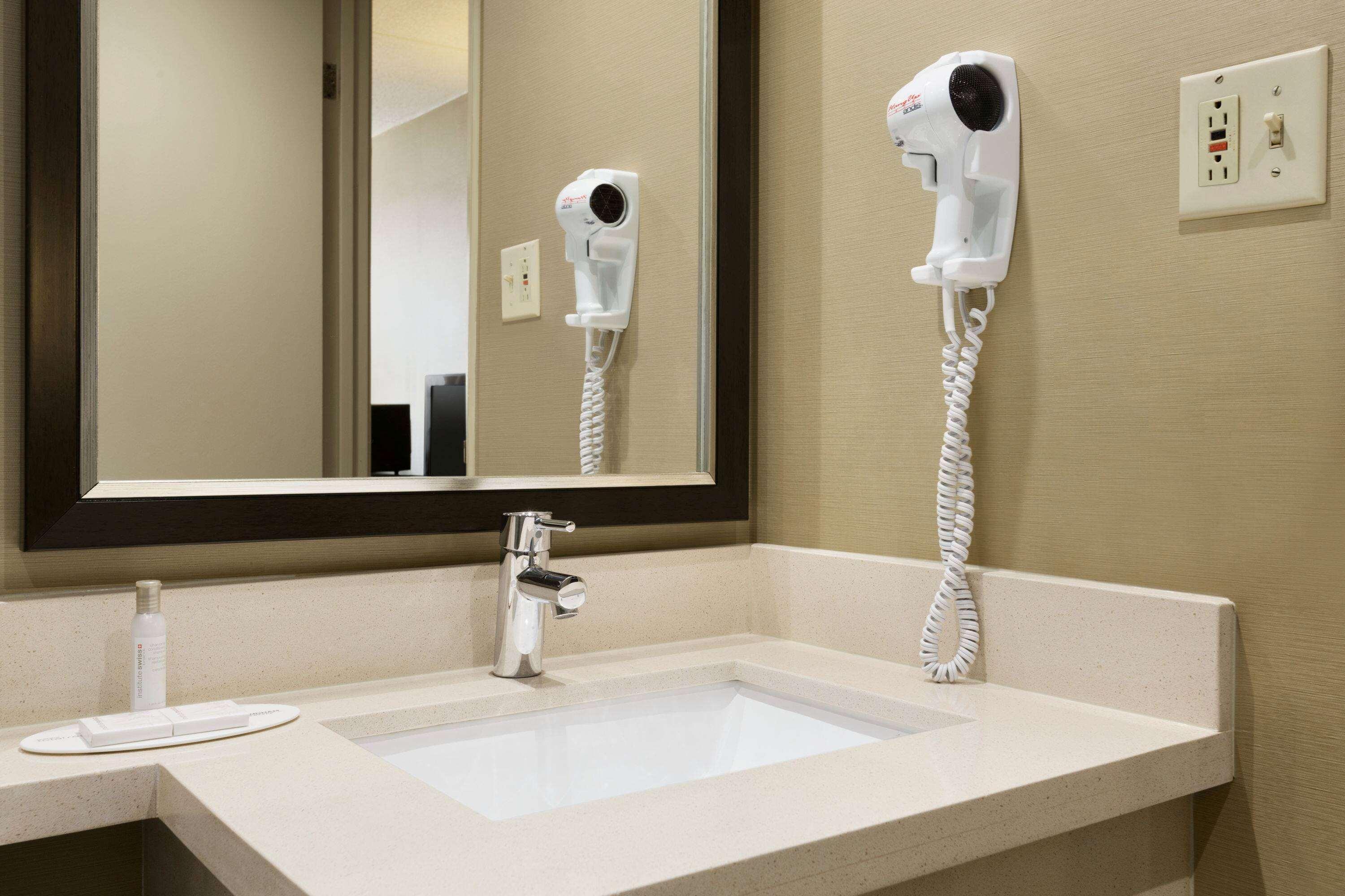 Travelodge By Wyndham East Hotel Toronto