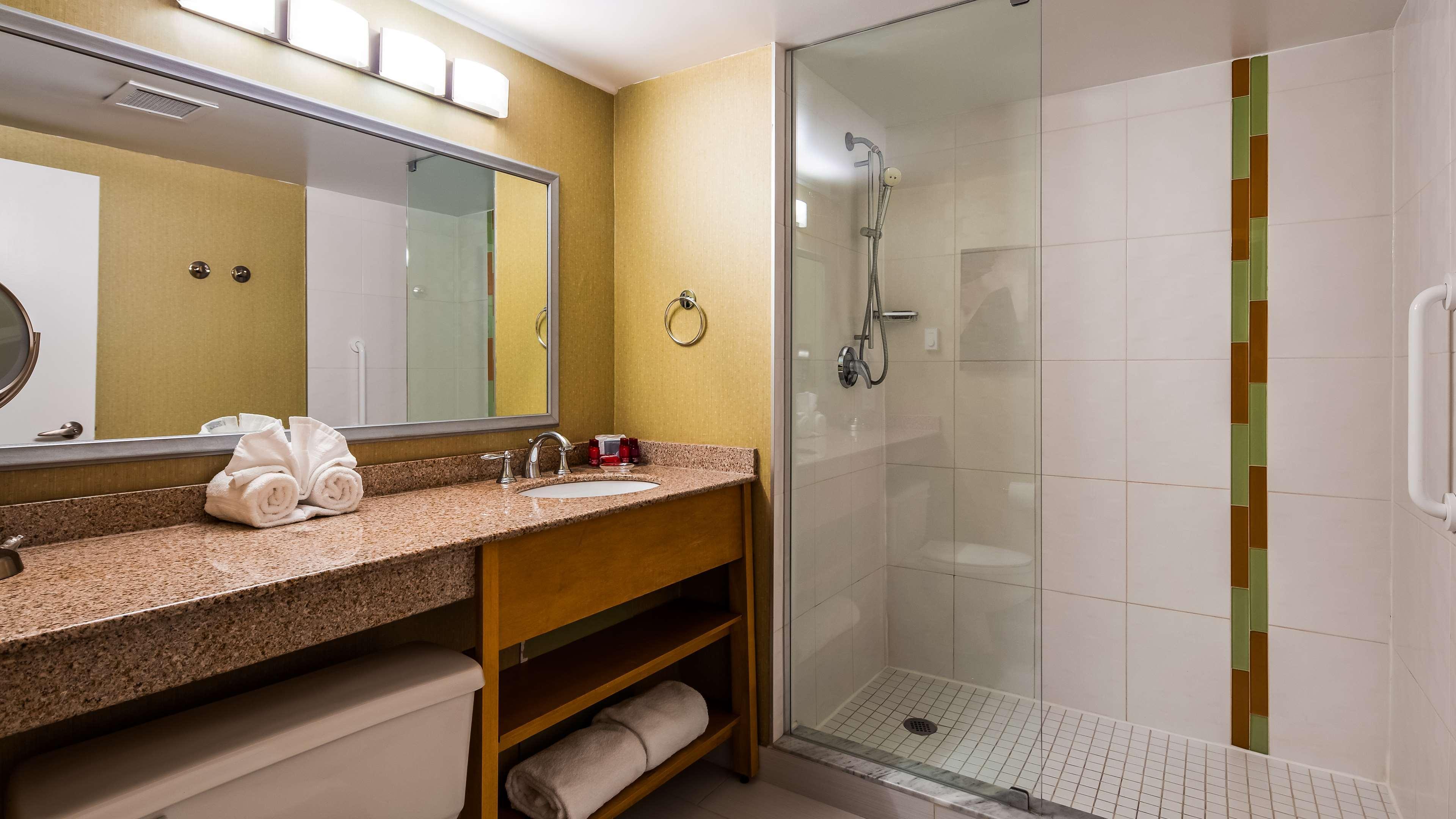 Western Premier Airport Carlingview Hotel