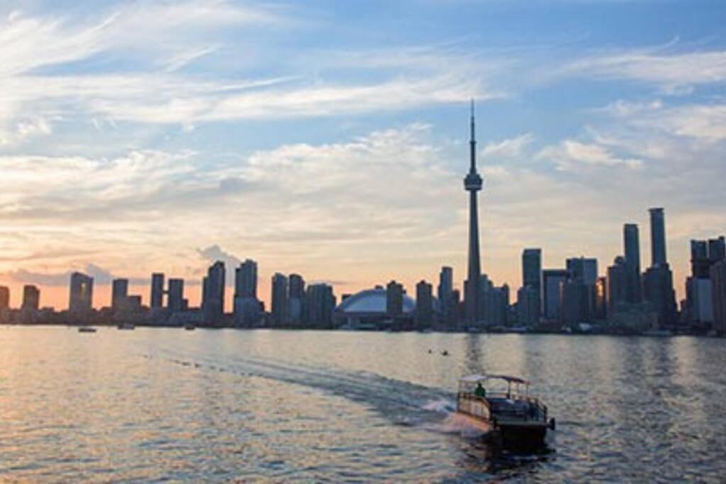 2 Bedroom Beaches Big Backyard Apartment Toronto