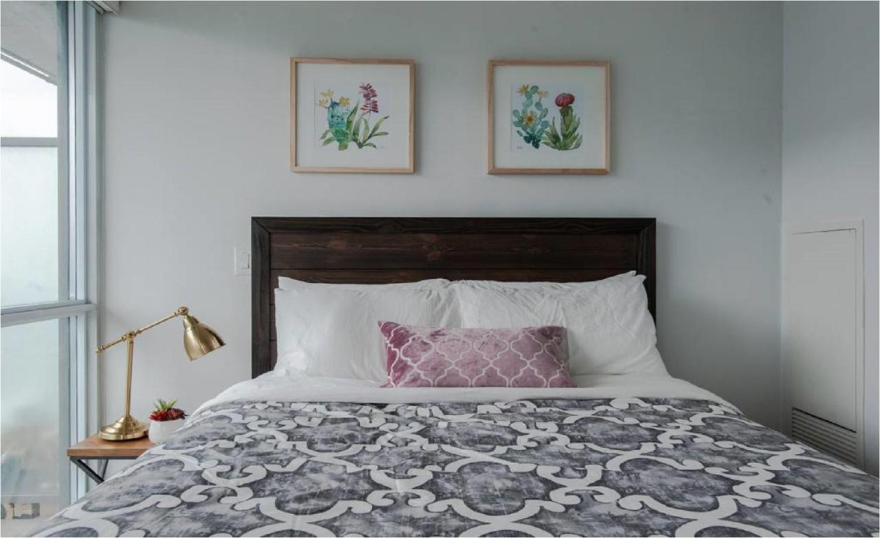 Downtown Core Two Bedroom With Cn Tower View, Free Parking