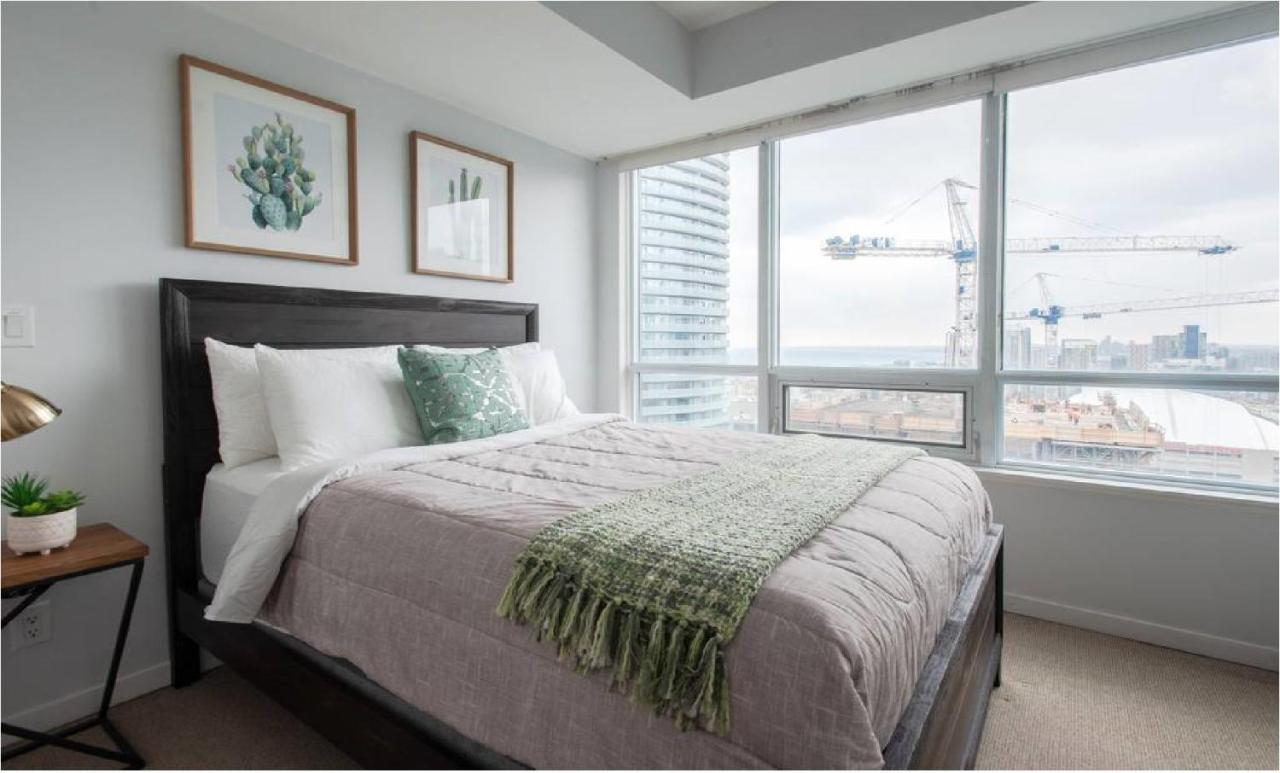 Downtown Core Two Bedroom With Cn Tower View, Free Parking
