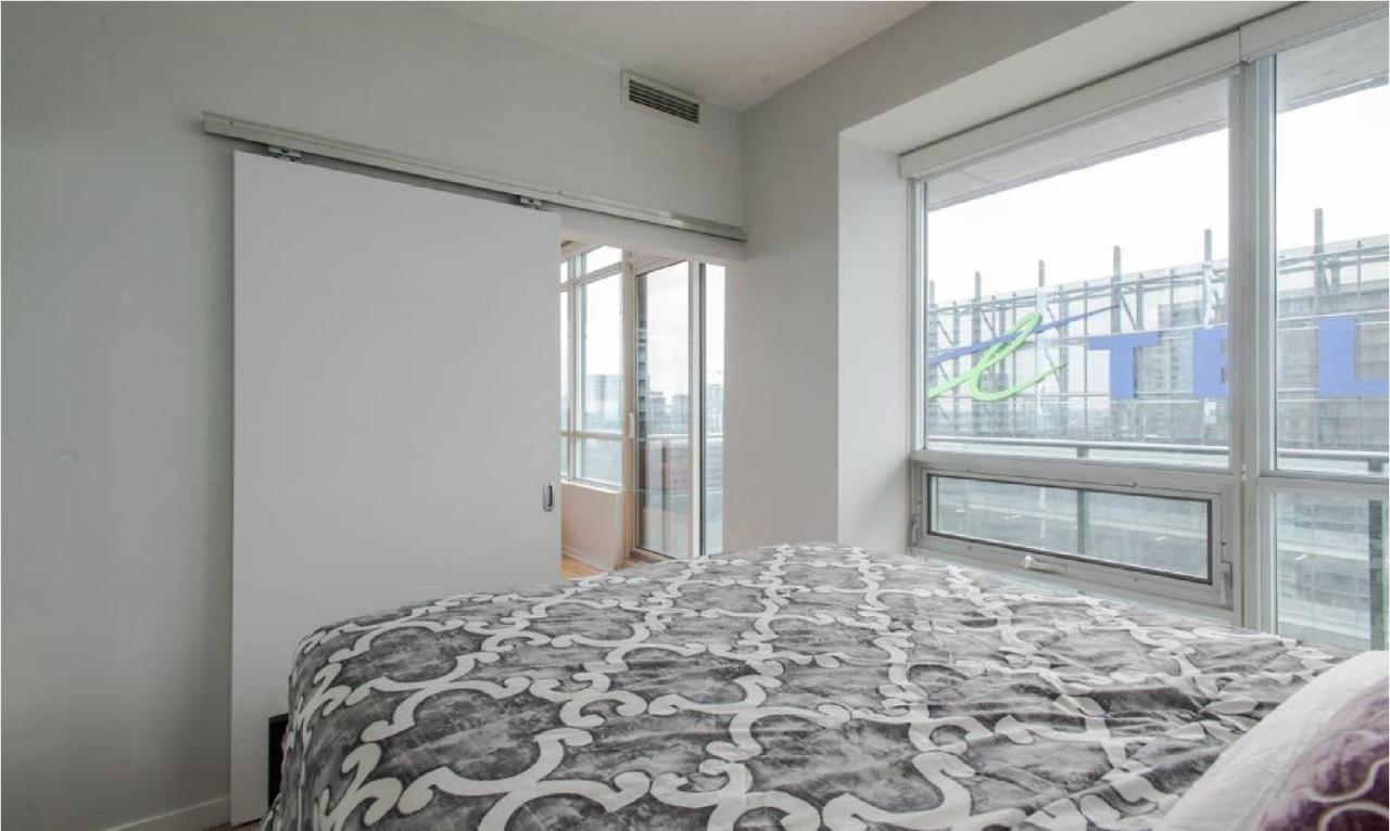 Downtown Core Two Bedroom With Cn Tower View, Free Parking