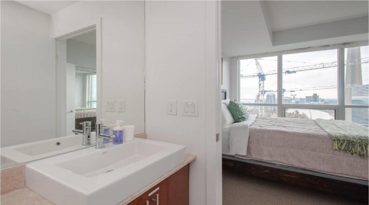 Downtown Core Two Bedroom With Cn Tower View, Free Parking Homestay