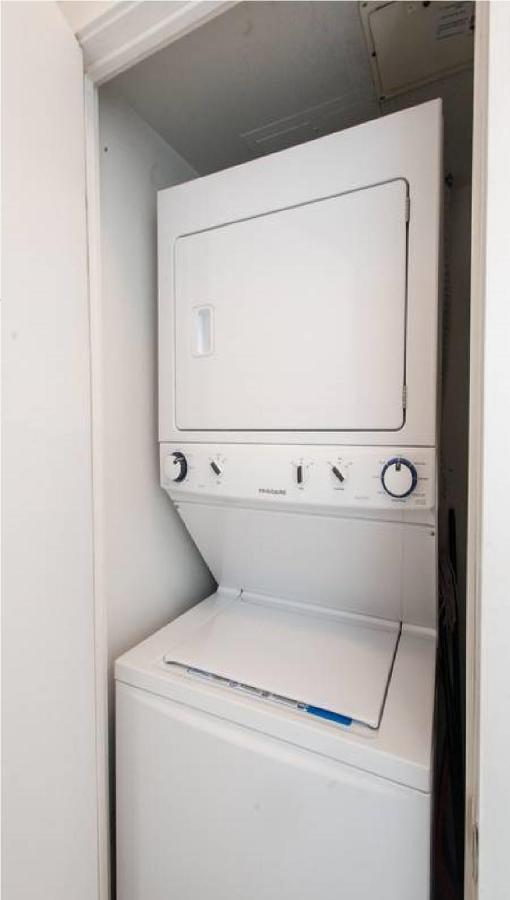 Downtown Core Two Bedroom With Cn Tower View, Free Parking * Toronto