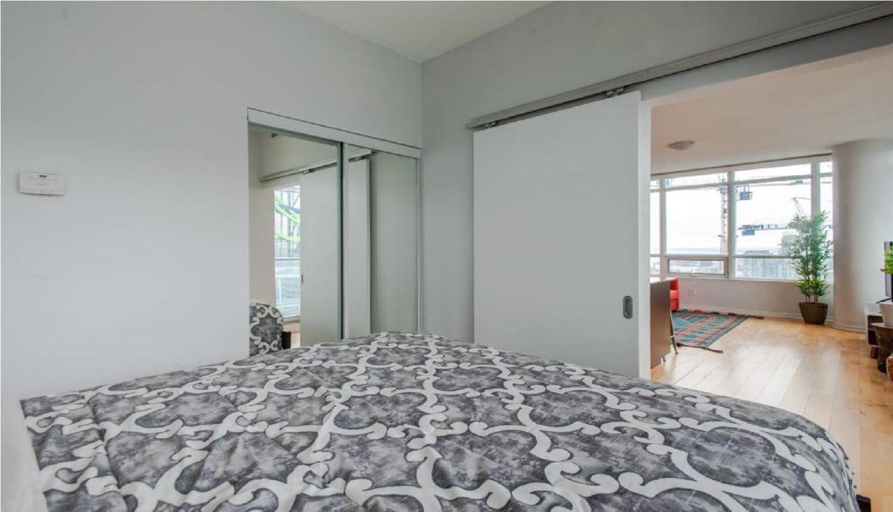 Downtown Core Two Bedroom With Cn Tower View, Free Parking Homestay *