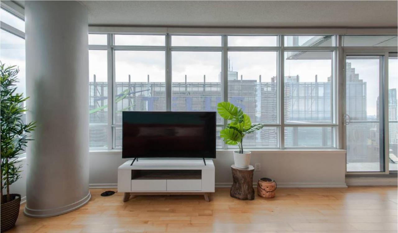 Downtown Core Two Bedroom With Cn Tower View, Free Parking Homestay Toronto