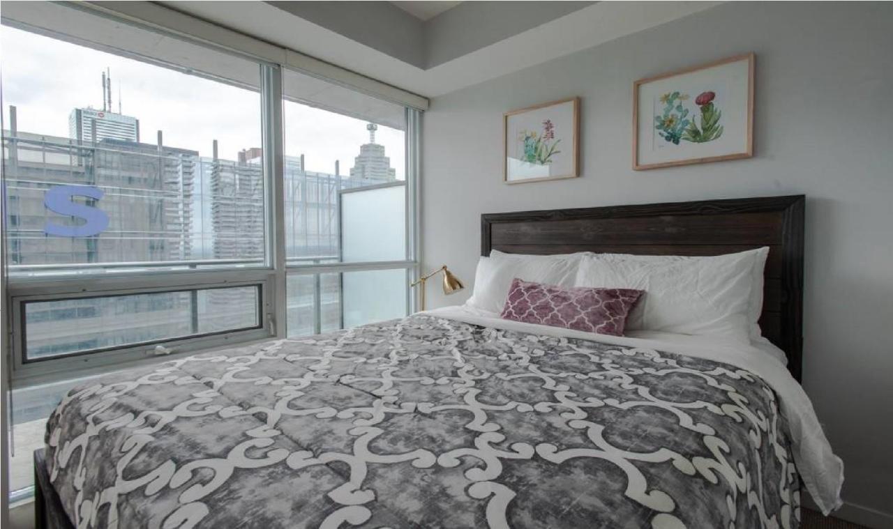 Downtown Core Two Bedroom With Cn Tower View, Free Parking Toronto