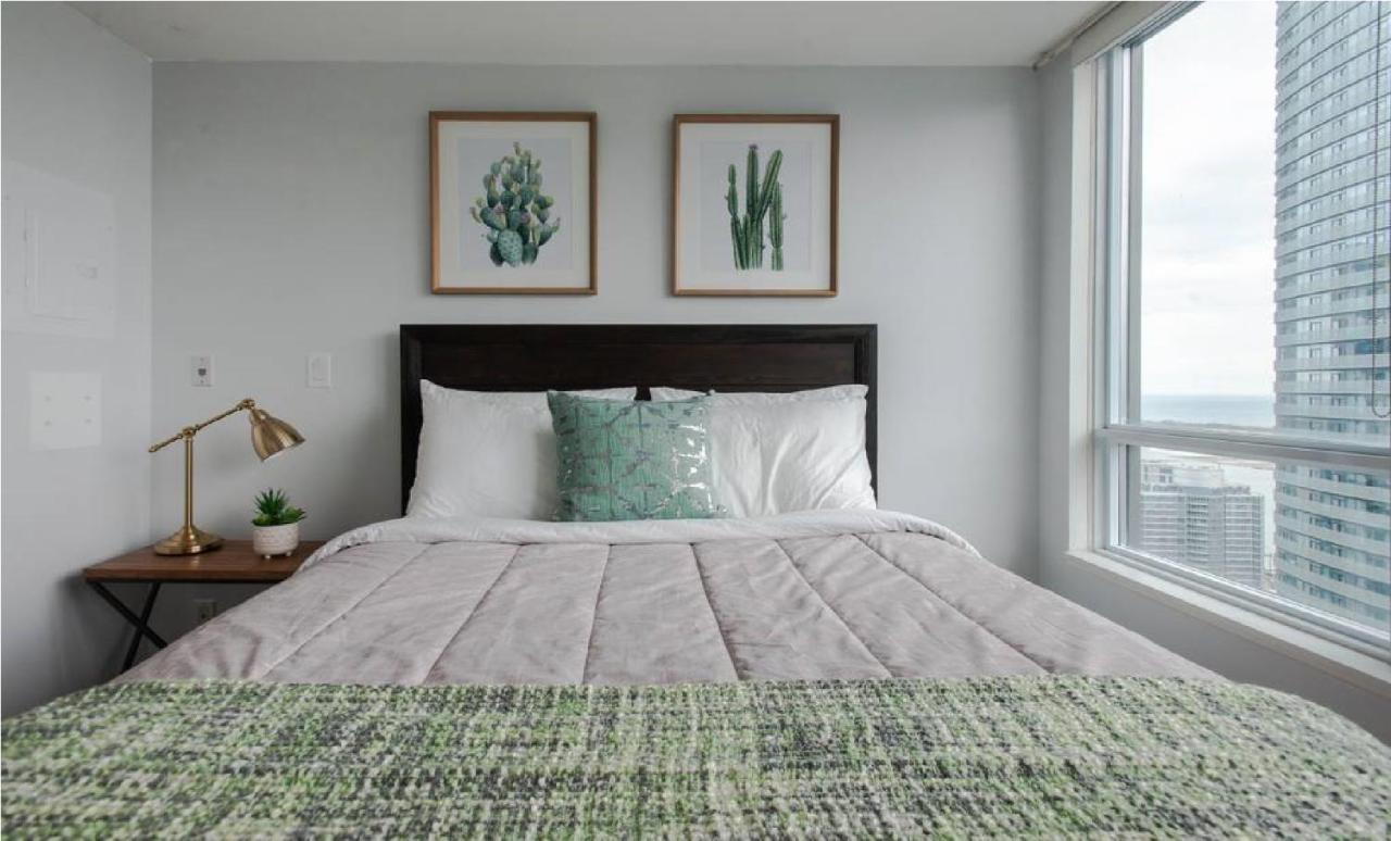 Downtown Core Two Bedroom With Cn Tower View, Free Parking Toronto