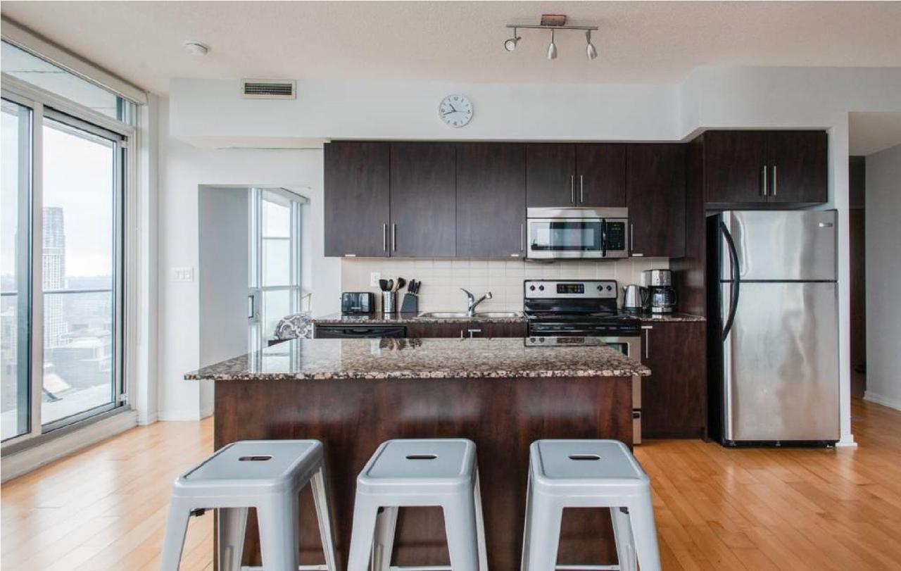 Downtown Core Two Bedroom With Cn Tower View, Free Parking * Toronto