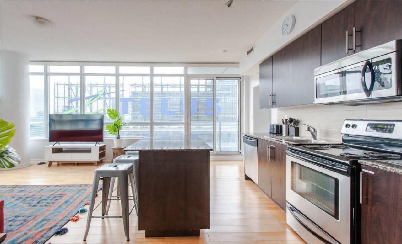 Downtown Core Two Bedroom With Cn Tower View, Free Parking Homestay *