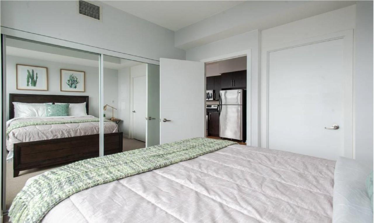 Downtown Core Two Bedroom With Cn Tower View, Free Parking * Toronto