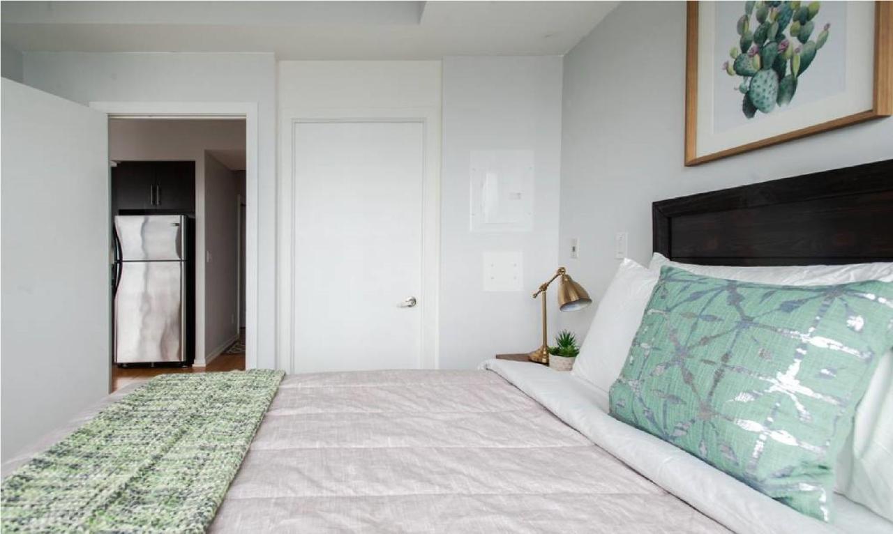 Downtown Core Two Bedroom With Cn Tower View, Free Parking