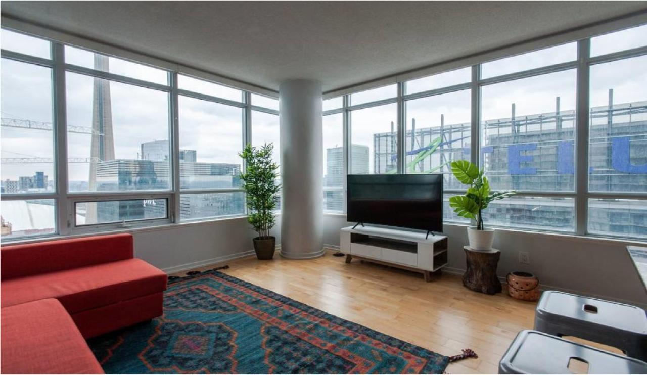 Downtown Core Two Bedroom With Cn Tower View, Free Parking Homestay