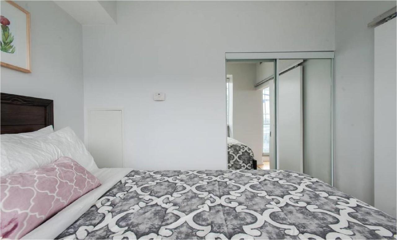 Homestay Downtown Core Two Bedroom With Cn Tower View, Free Parking *