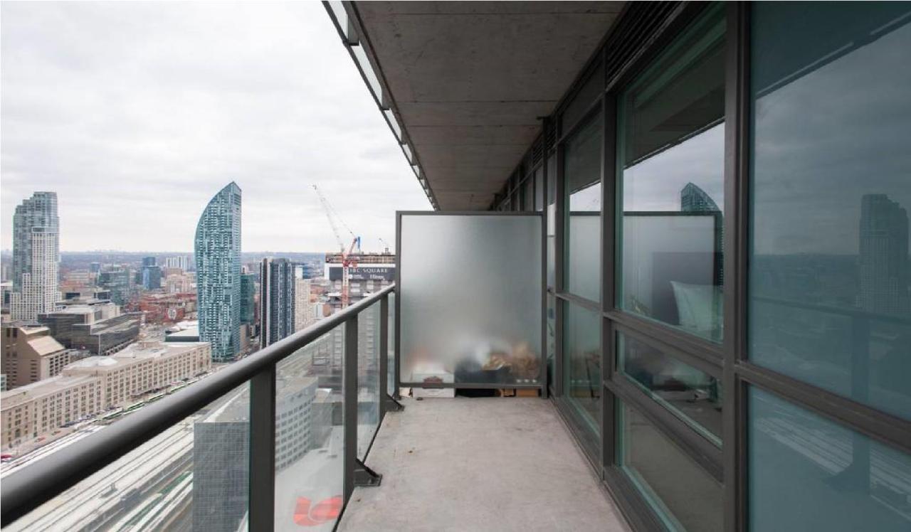 Downtown Core Two Bedroom With Cn Tower View, Free Parking * Toronto