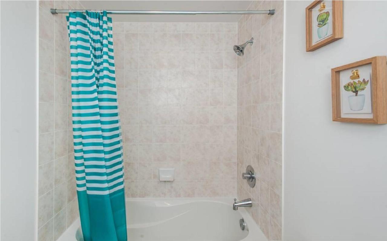 Downtown Core Two Bedroom With Cn Tower View, Free Parking Toronto