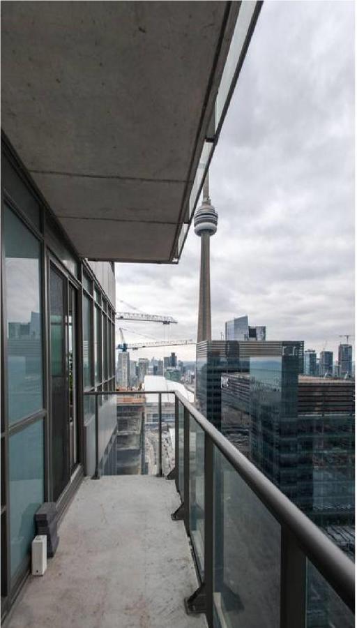 Downtown Core Two Bedroom With Cn Tower View, Free Parking Homestay *