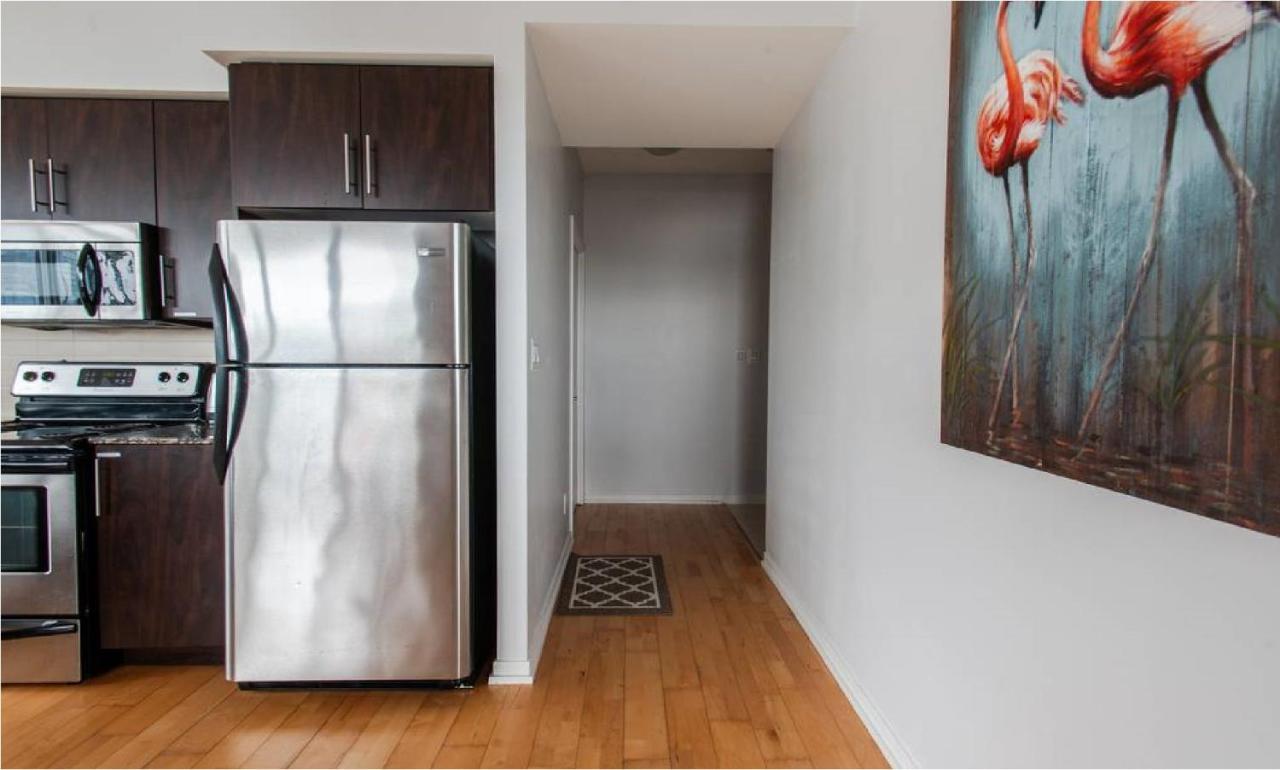 Downtown Core Two Bedroom With Cn Tower View, Free Parking Homestay