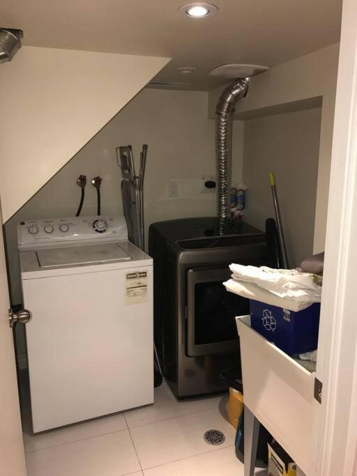 2 Queen Bedroom Upper Beaches Toronto