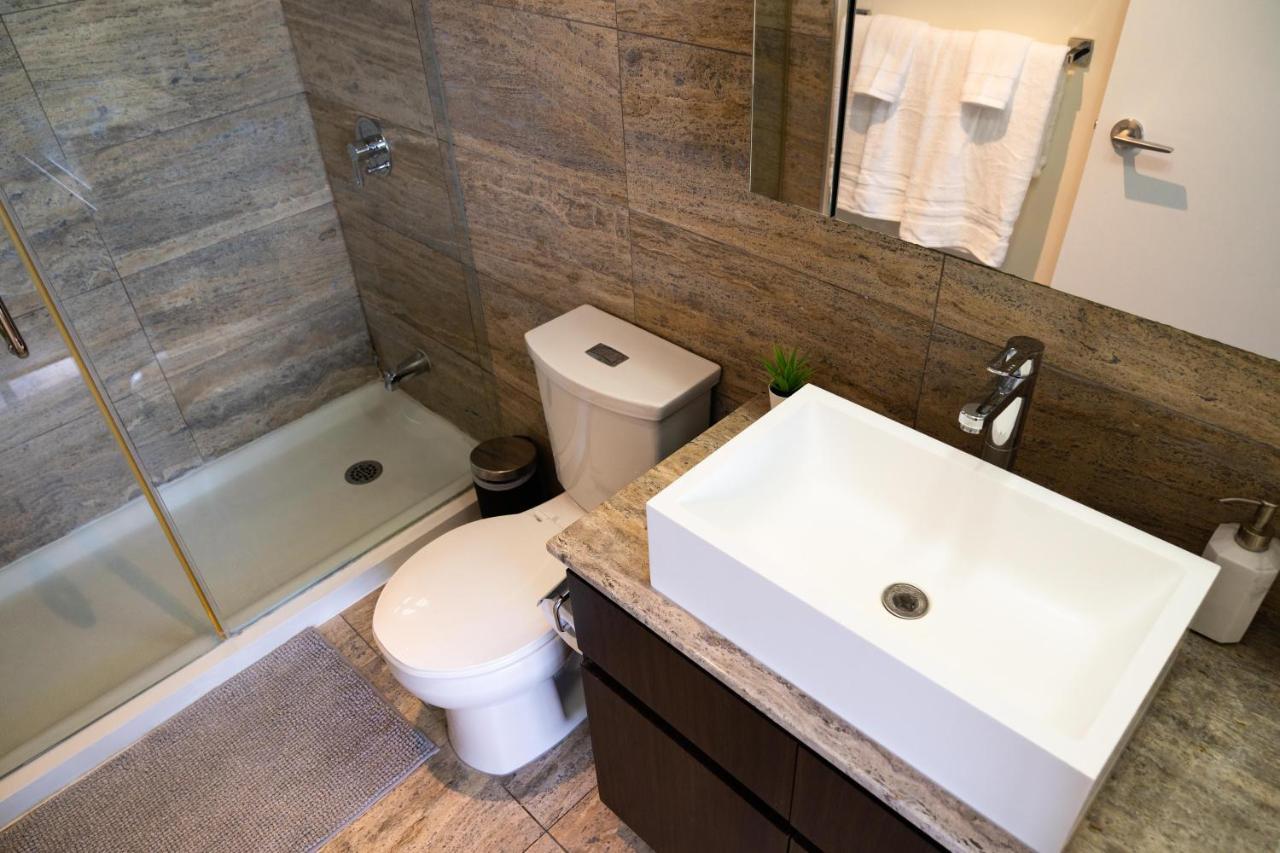 Large 2 Bedrooms Besides Cn Tower Apartment Toronto
