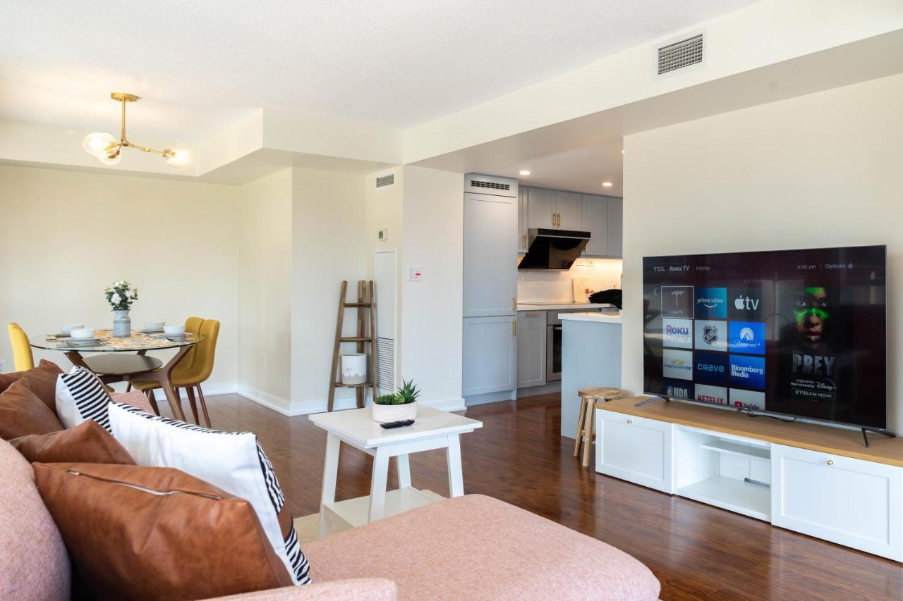 Large 2 Bedrooms Besides Cn Tower Apartment *