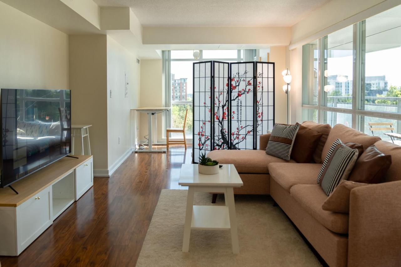 Large 2 Bedrooms Besides Cn Tower Toronto