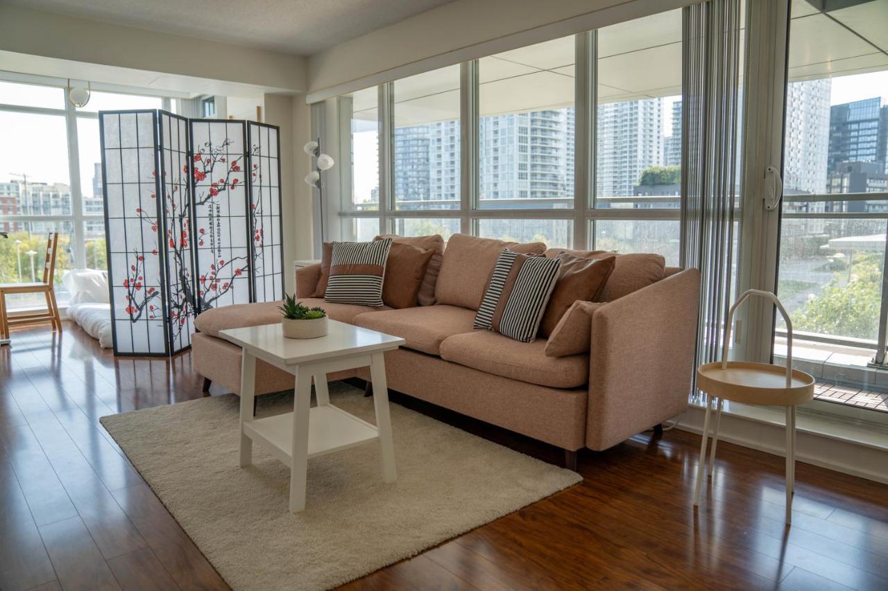 Large 2 Bedrooms Besides Cn Tower * Toronto